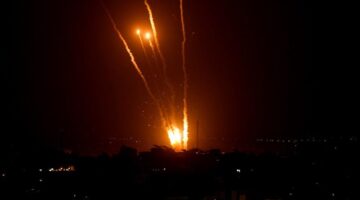 Sirenes de foguetes soam em Israel enquanto militantes contra-atacam após ataques aéreos em Gaza