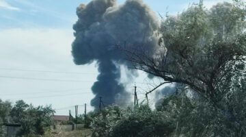 Explosões ouvidas, fumaça vista subindo perto da base aérea russa na Crimeia